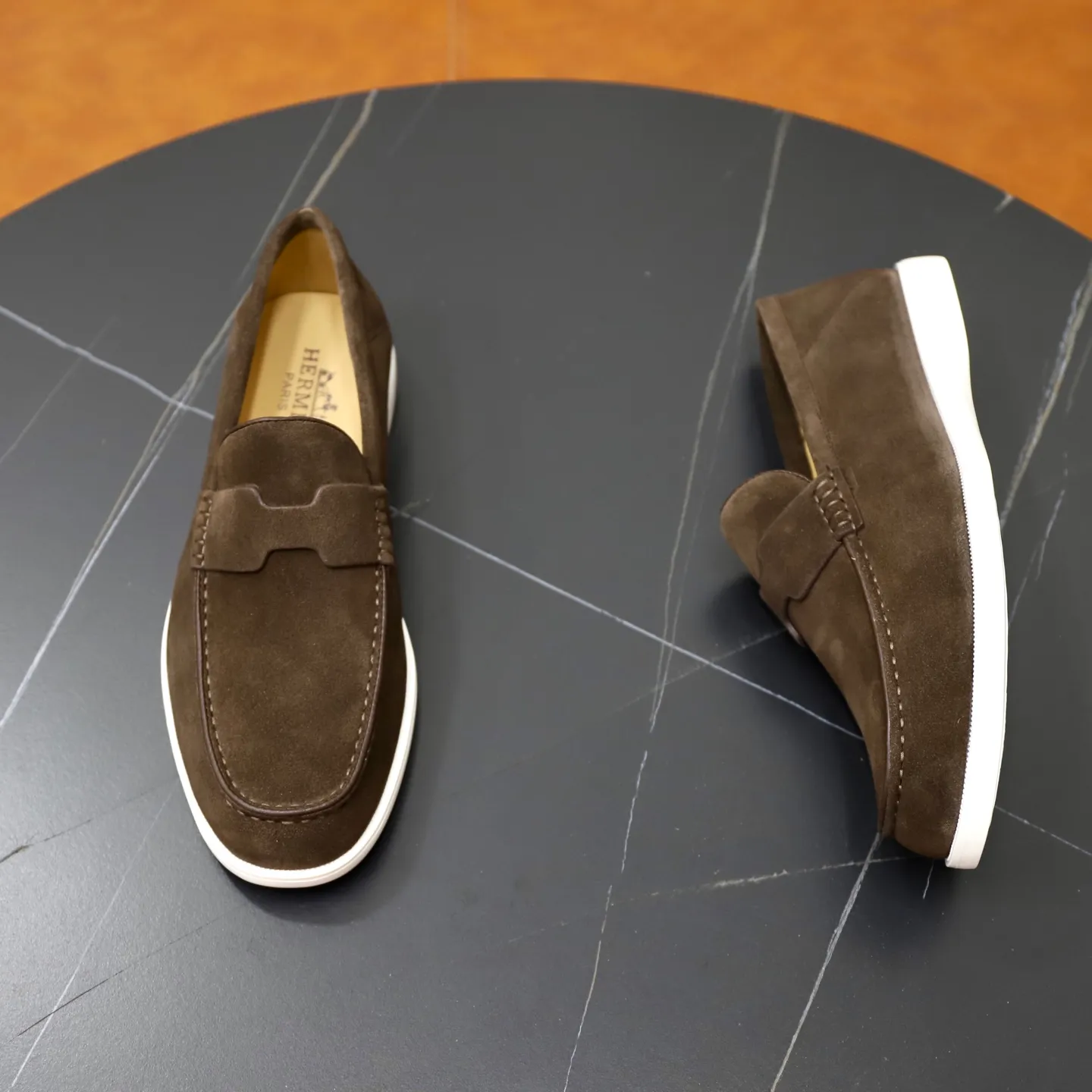 Ex-factory price: 540💰Hermès/Hermès slip-on men's shoes. This shoe is made of imported cow suede leather, with simple and smooth lines, and a 3CM rubber foam ultra-light sole combined with aerodynamic design! Youthful and fashionable, H button decoration, contrasting leather embellishment on the heel, calf lining to gently wrap your feet, with embossed logo cowhide feet, leather rock strips, casual and urban style, highlighting youthful vitality, sports and leisure version, super versatile Size number: 38-39-40-41-42-43-44 Standard leather shoe size (45 can be customized but does not support returns)